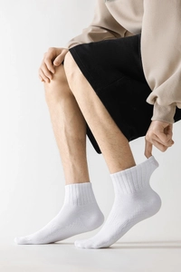 Détail du bord-côte élastique et de la maille respirante sur les chaussettes blanches
