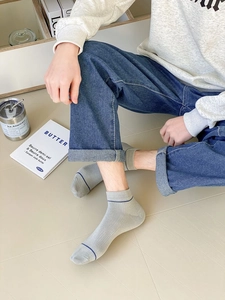 Men's grey cotton ankle socks with subtle ribbed texture and blue stripe detail