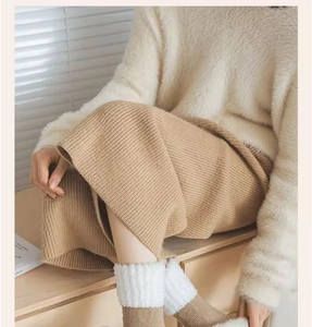 Gros plan d'un ensemble d'hiver avec chaussettes thermiques et jupe en laine douce