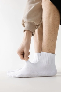 Vue détaillée de chaussettes de sport blanches montrant la maille et la haute élasticité