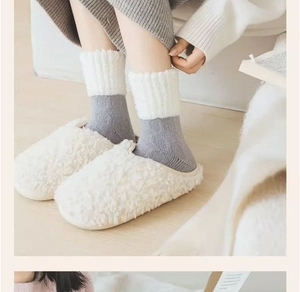 Ensemble d'hiver avec chaussons en polaire blanche et chaussettes en laine grise