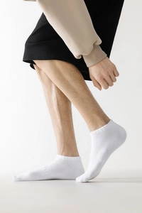 Gros plan de chaussettes en coton blanc avec maille respirante et bords côtelés