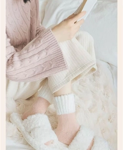 Gros plan de chaussettes d'hiver roses avec doublure en polaire blanche épaisse