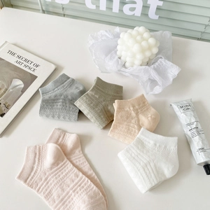 Texture détaillée de chaussettes résille pour femmes en cinq couleurs pastel avec maille