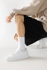 Détail de chaussettes de sport blanches en coton côtelé avec des baskets décontractées