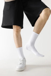 Détail de la texture côtelée verticale des chaussettes de sport en coton blanc pour hommes