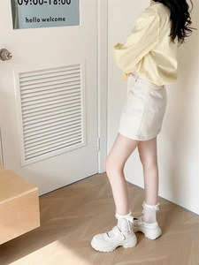 Détail de chaussettes blanches à bordure en dentelle avec chaussures Mary Jane à plateforme