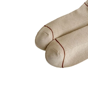 Breathable cotton boat socks for men featuring ribbed texture and brown toe seam accents