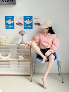 Vue détaillée du chemisier rose à manches bouffantes avec des chaussettes invisibles