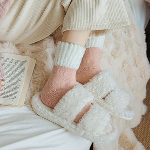 Chaussettes thermiques épaisses en laine et pantoufles blanches douillettes