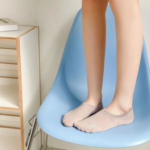 Détail de chaussettes en coton rose clair à coupe basse avec imprimé géométrique discret