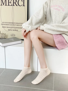 Détail de chaussettes basses pointelle beige pour femme avec texture en maille respirante