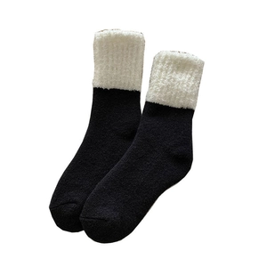 Chaussettes d'hiver épaisses en laine pour femmes avec corps noir et revers en peluche blanc