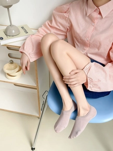 Vue détaillée de chaussettes invisibles en coton lilas avec revers côtelé antiglisse