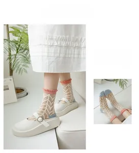 Détail de chaussettes en dentelle ajourée avec bord rose et talon bleu en Mary Janes