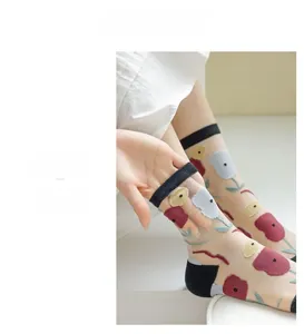 Détails de chaussettes transparentes à motif tulipes avec talons noirs contrastés