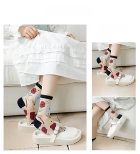 Gros plan de chaussettes en tulle transparent avec motifs floraux et coutures noires