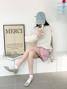Style urbain moderne avec sweat gris, jupe en tweed rose et casquette de baseball bleue
