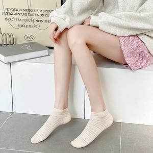 Socquettes beiges pour femmes avec maille respirante et motif floral jacquard minimaliste