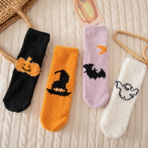 Chaussettes de Sol Pelucheuses en Polaire Corail Halloween pour Femmes Chaudes Antidérapantes Motif Citrouille Fantôme Chauve-souris