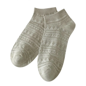 Socquettes beiges respirantes pour femme avec motifs en maille ajourée et dentelle
