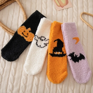Chaussettes Halloween en polaire corail avec motifs citrouille et fantôme sur couverture