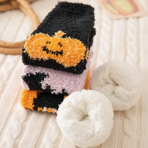 Chaussettes Halloween en polaire corail avec motifs de citrouille sur fond tricoté
