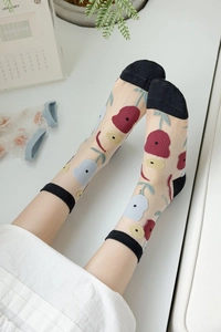 Détail de chaussettes en tulle transparent avec motifs de tulipes et semelles en coton