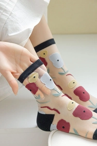 Détail de chaussettes transparentes avec motif jacquard tulipe et talon renforcé noir