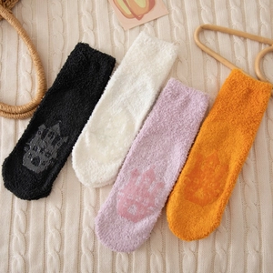 Détail des motifs antidérapants en forme de château sur chaussettes en polaire