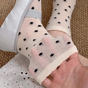Chaussettes japonaises en maille beige à pois noirs avec tissu transparent respirant