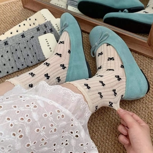 Chaussettes beiges de style japonais avec nœuds noirs et ballerines bleues