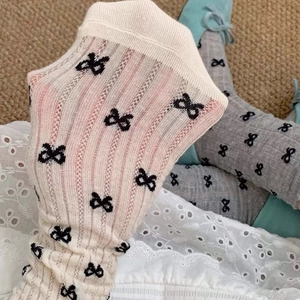 Chaussettes résille de style japonais avec motifs de nœuds noirs et détails en dentelle