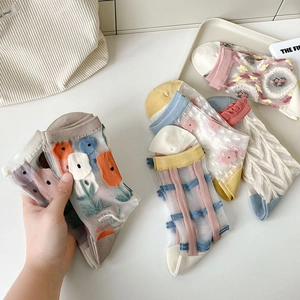 Chaussettes en résille de cristal avec broderies florales et motifs géométriques