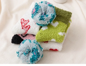 Détail de chaussettes épaisses en polaire corail avec motifs floraux et pois doux