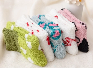 Texture pelucheuse de chaussettes thermiques en polaire corail aux motifs variés