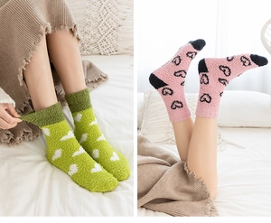 Détail de chaussettes d'hiver en polaire corail douce avec motifs de cœurs et revers