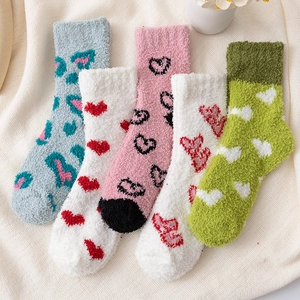Chaussettes de Sol Mignonnes en Polaire Corail pour Femmes Jacquard Cœur Épaisses Chaudes Douillettes Mi-Mollet pour Maison Hiver