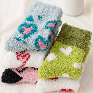 Chaussettes d'hiver en polaire corail avec motifs de cœur pour chaleur et confort doux
