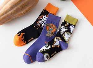 Dettaglio set calze di Halloween con stampe festive di scheletri, fantasmi e zucche