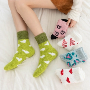 Chaussettes d'hiver épaisses en polaire corail pour femmes avec motifs de cœurs colorés