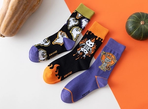 Set di 3 paia di calze di Halloween con fantasmi e scheletri su sfondo festivo