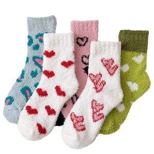 Cinq paires de chaussettes thermiques en polaire corail avec motifs cœurs et léopard d'hiver