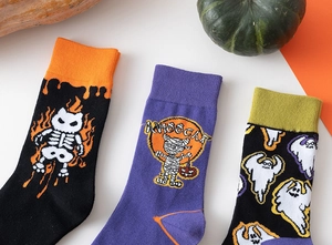 Dettagli delle calze di Halloween con motivi di gatto scheletro e fantasmi in maglia