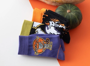 Dettaglio di calze di Halloween con gatto mummia, motivi di fantasmi e polsini a coste
