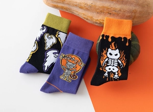 Tre paia di calze di Halloween con motivi a fantasma, mummia e gatto scheletro