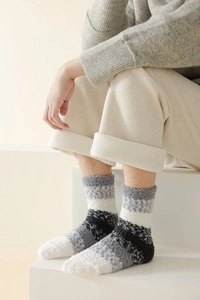 Gros plan de chaussettes en polaire corail à rayures montrant la texture douce et chaude