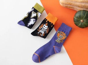 Dettaglio di calze di Halloween con motivi a maglia di fantasma, gatto scheletro e mummia