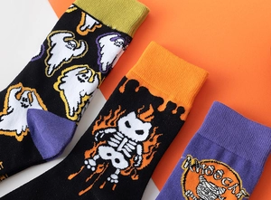 Macro di calze di Halloween con motivi a maglia a forma di fantasma e teschio