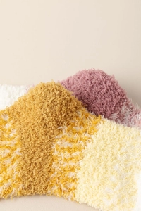 Gros plan de chaussettes d'hiver épaisses en polaire corail à rayures colorées